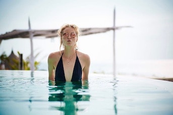 Femme dans une piscine